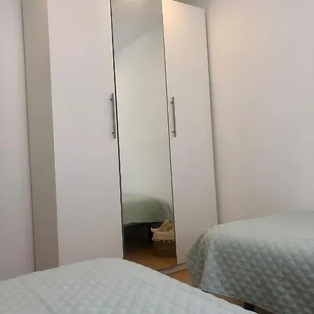 City Break-Quiet House With Private Patio בית נופש טורס ודראס