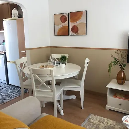 City Break-Quiet House With Private Patio *