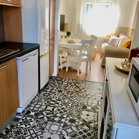 City Break-Quiet House With Private Patio 펜션 *