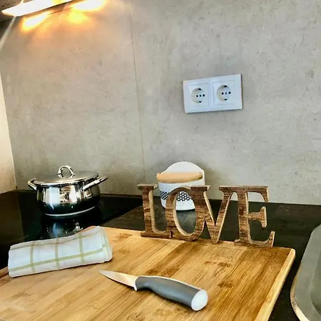 City Break-Quiet House With Private Patio *