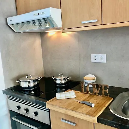 City Break-Quiet House With Private Patio בית נופש *