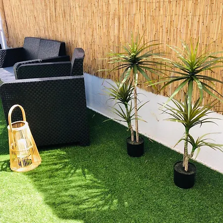 בית נופש City Break-Quiet House With Private Patio *