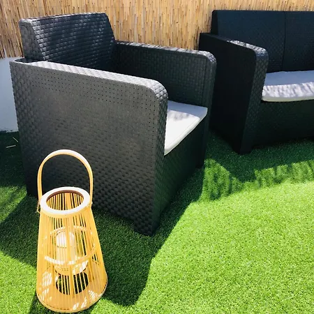 City Break-Quiet House With Private Patio